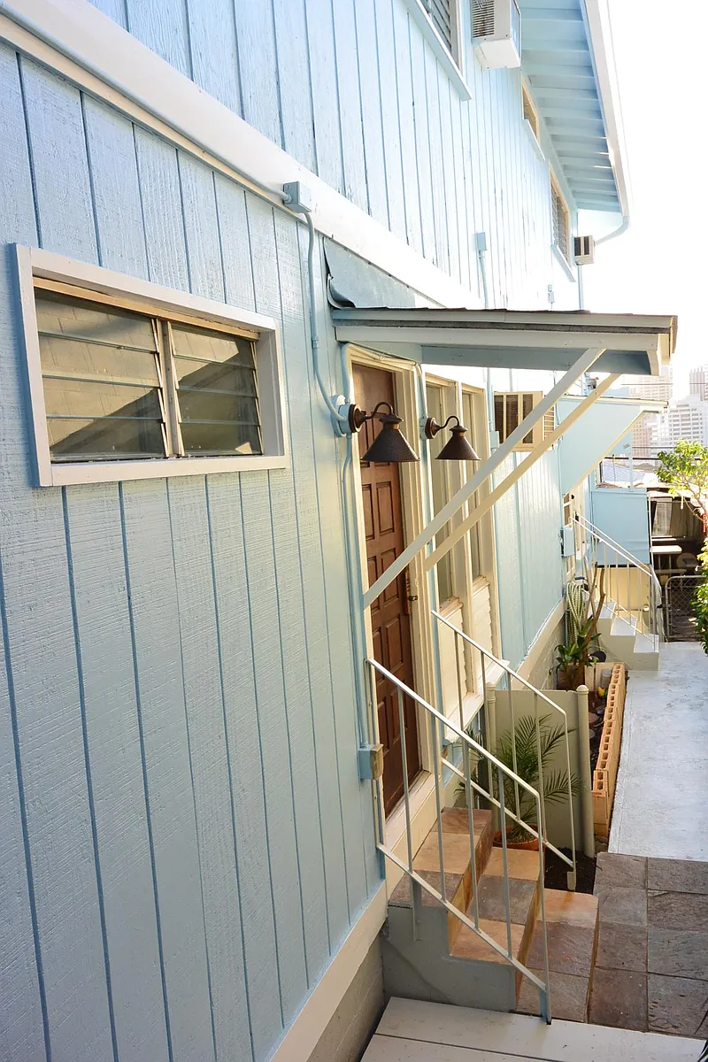 Unit entry - 330 Iolani Ave