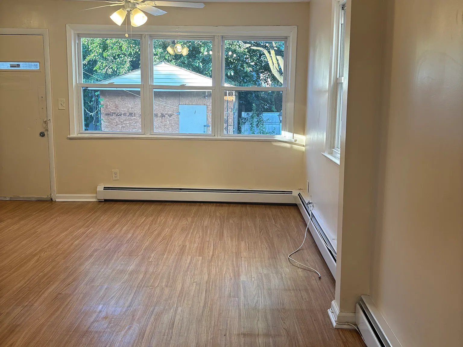 3 bed, 1000 sqft, $2,350 — Photo 3