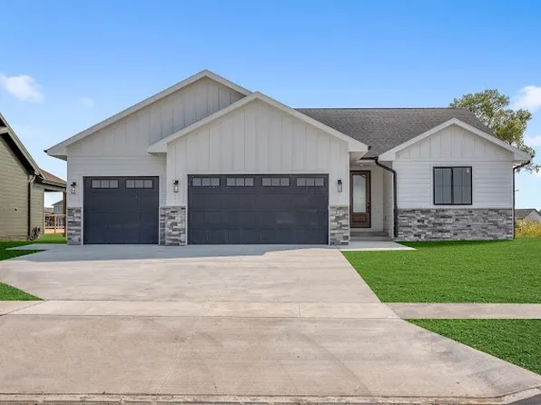 137 Creekside Dr SW, Bondurant, IA 50035