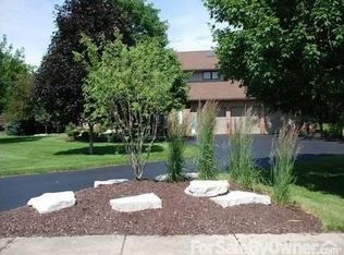 725 Cambridge Pl, Sycamore, IL 60178