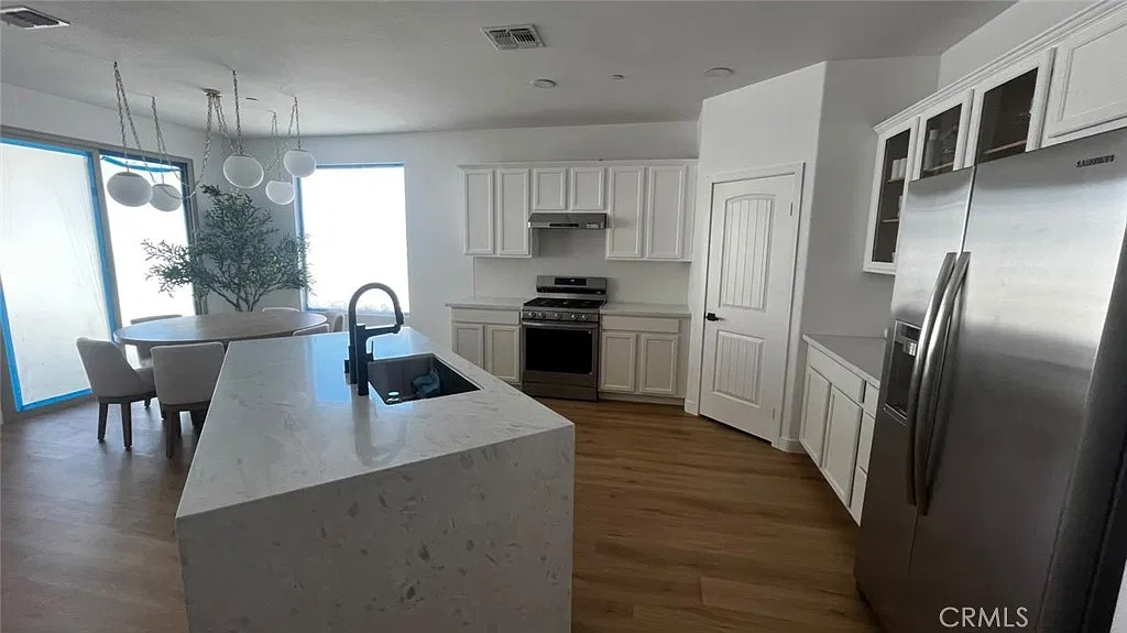 4 bed, 1959 sqft, $3,900 — Photo 4