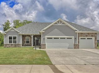1304 Briarwood Ln, Mahomet, IL 61853