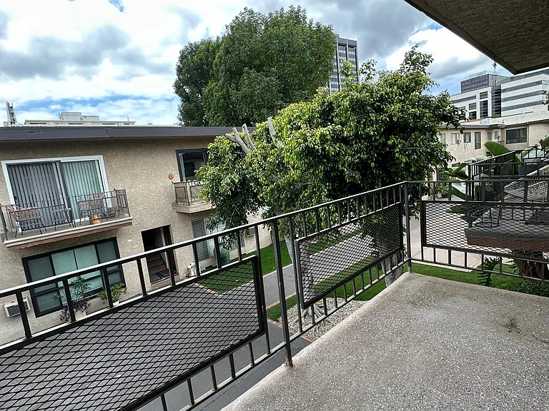 Encino Royal — Photo 10