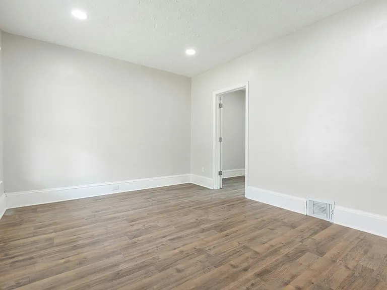 6709 Lawn Ave — Photo 9