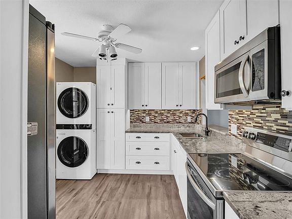 3rd image of 25 Windrush Bay Dr