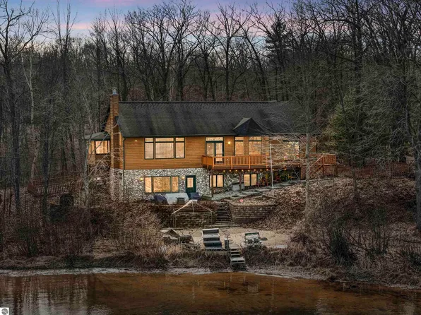 1175 Arrowhead Trl, Lake City, MI 49651