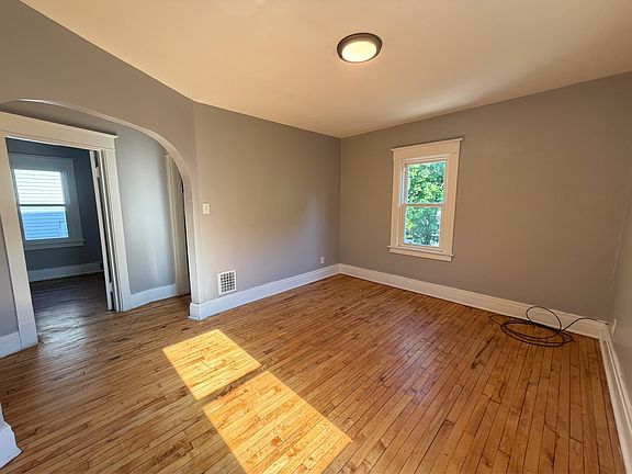 2nd image of 37 Holmes St