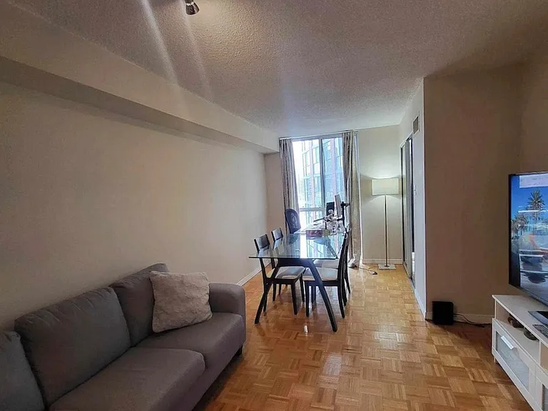 801 King St W #827 — Photo 3