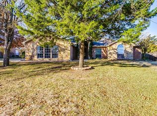 325 Plantation Dr E, Burleson, TX 76028