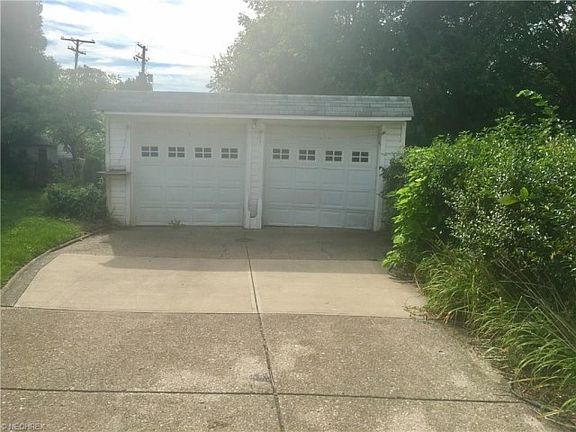 3rd image of 1924 Powell Ave