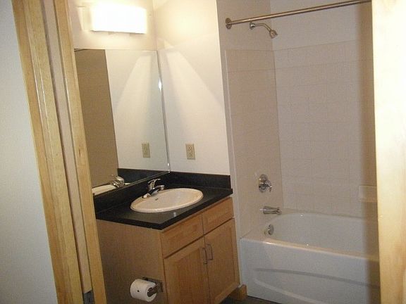 4th image of 1021 Washington Ave Unit 204