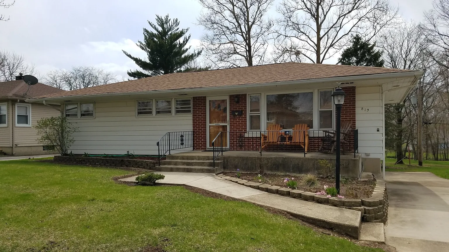 819 Valley Ln photo 1