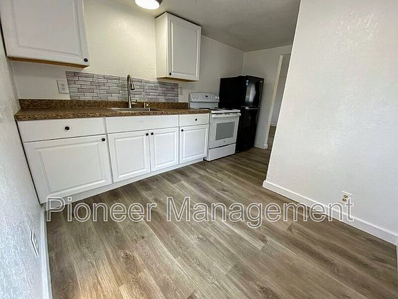 4th image of 522 SE Hillside Dr APT 1