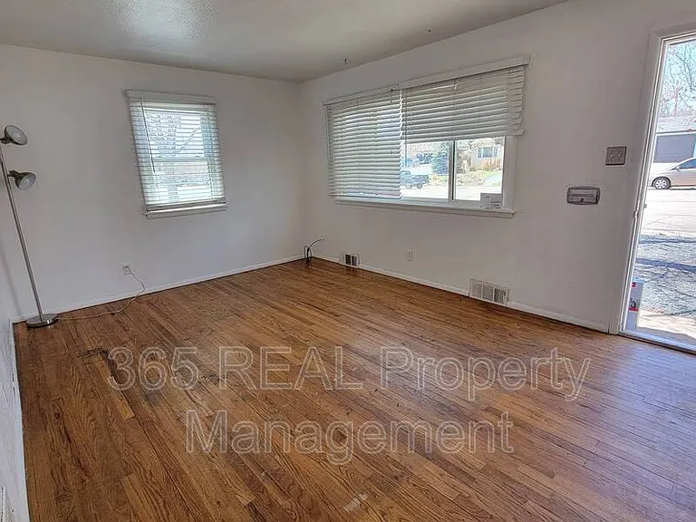 2432 16th Ave — Photo 3