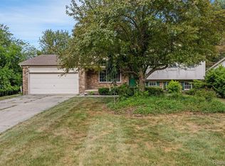 20116 Rippling Ln, Northville, MI 48167