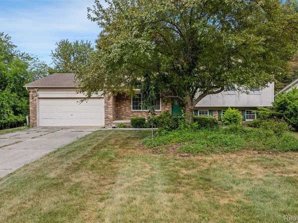 20116 Rippling Ln, Northville, MI 48167