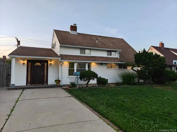 82 Lantern Road, Hicksville, NY 11801