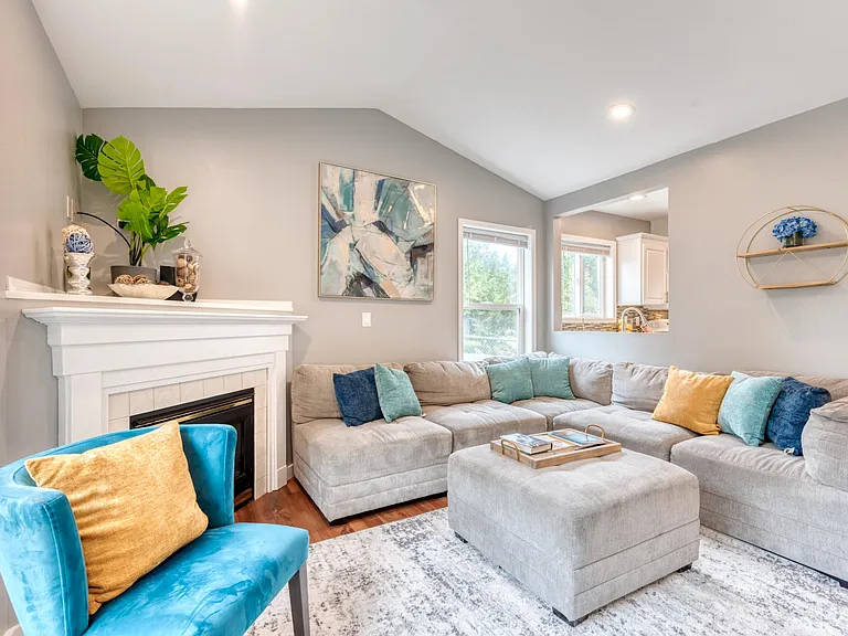 Beautifully designed and furnished home in Bonney Lake