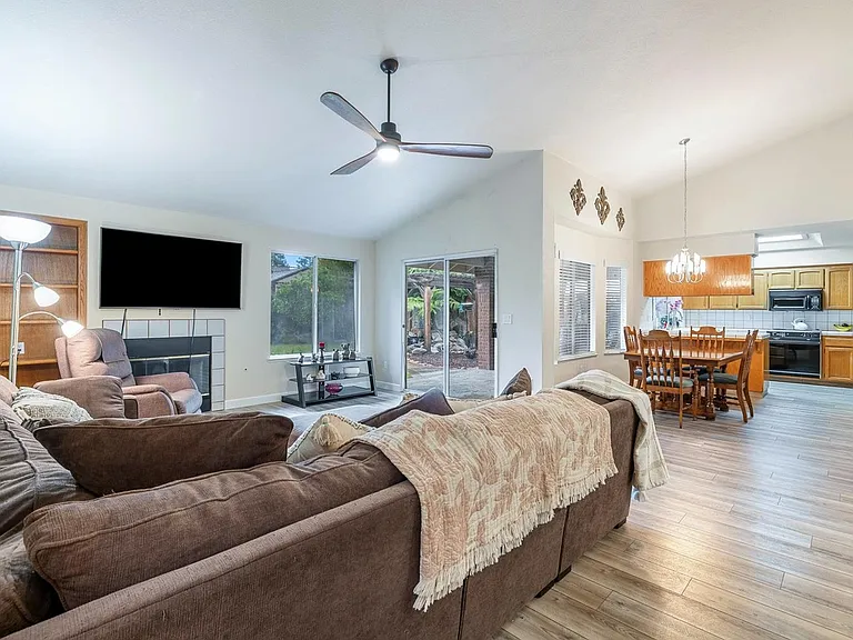 7587 N Spalding Ave — Photo 4