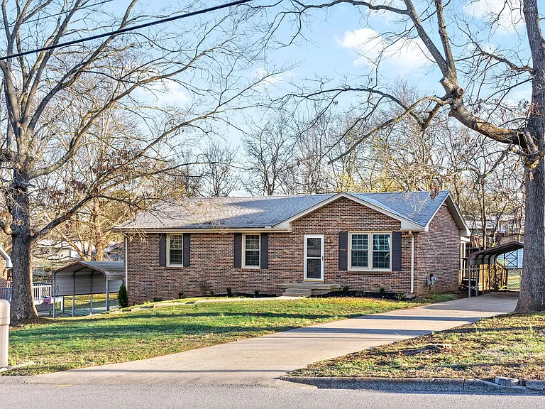 1835 Warren Dr — Photo 2