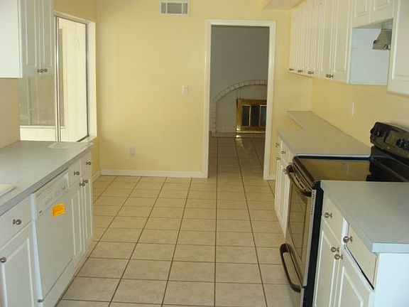 4th image of 15034 Daffodil Ave