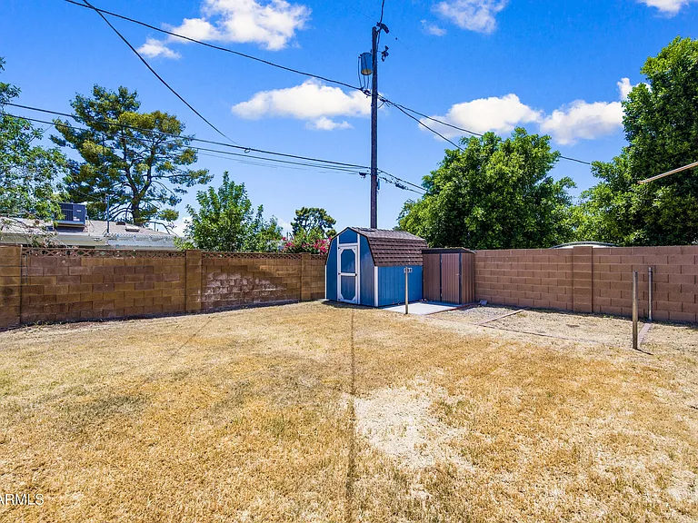 1031 E Vermont Ave — Photo 28