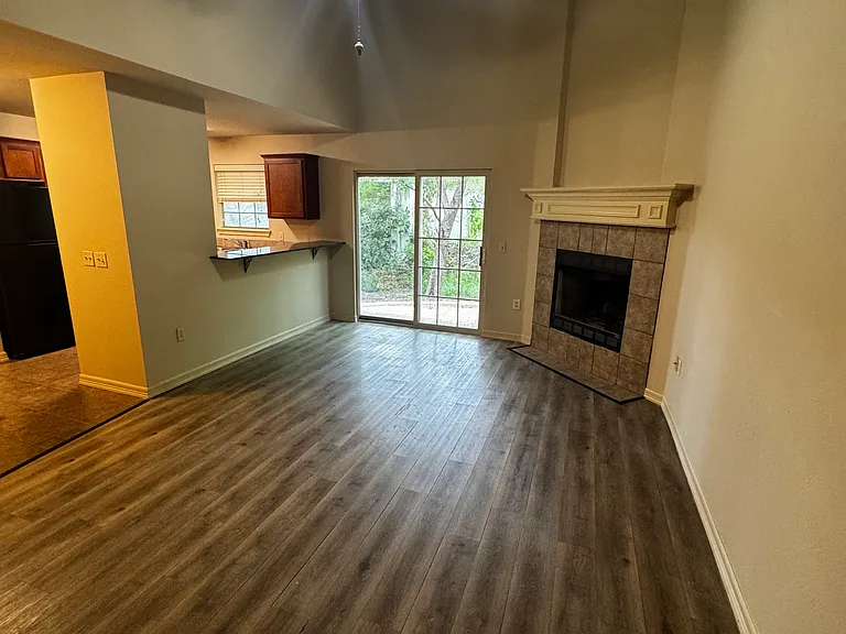 1760 N Chestnut Ave — Photo 2