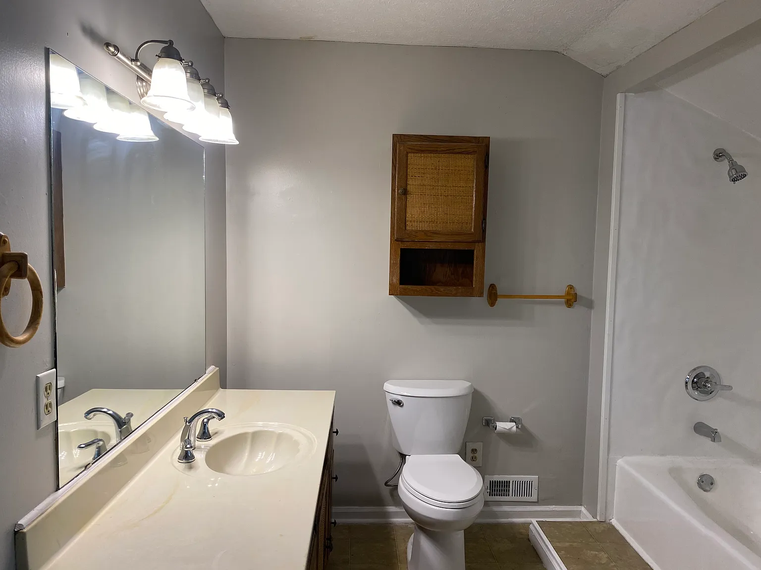 3 bed, 2014 sqft, $1,550 — Photo 4