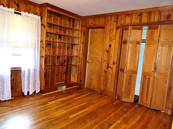 Bedroom with 1/2 bathroom