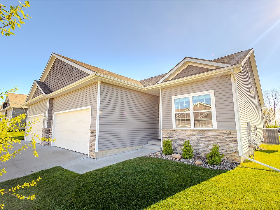 1st image of 833 Pinehurst Way