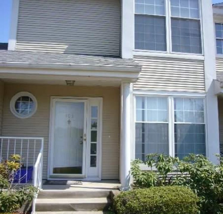 1st image of 403 Country Club Ct