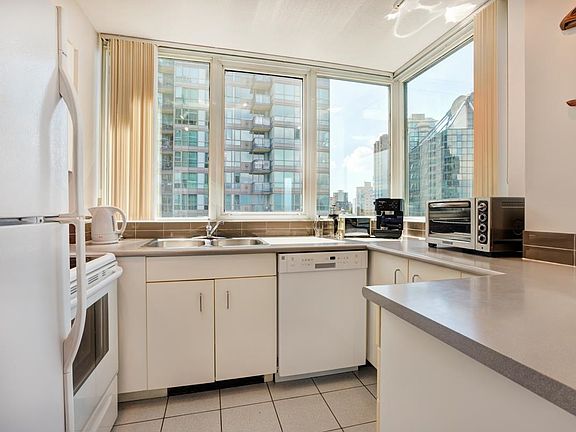 4th image of 555 Jervis St #1505
