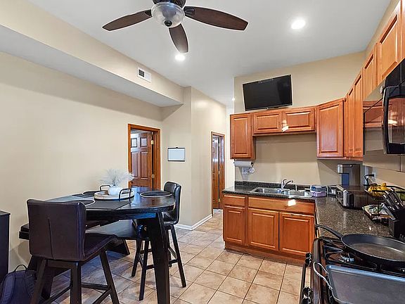5th image of 2028 N Hamlin Ave #2F