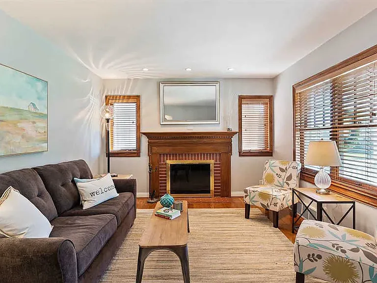 1616 E Crittenden Ave — Photo 4