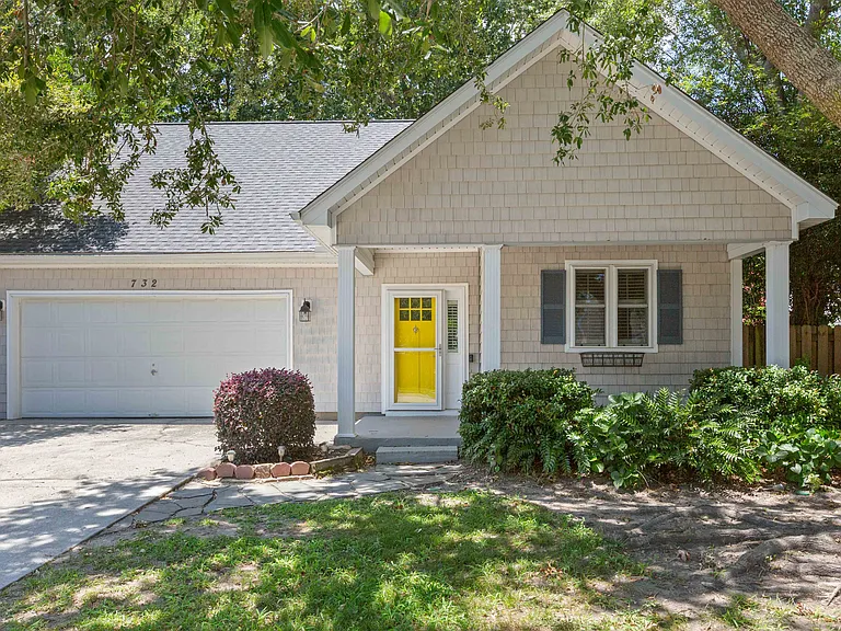 732 Lawton Harbor Dr — Photo 1