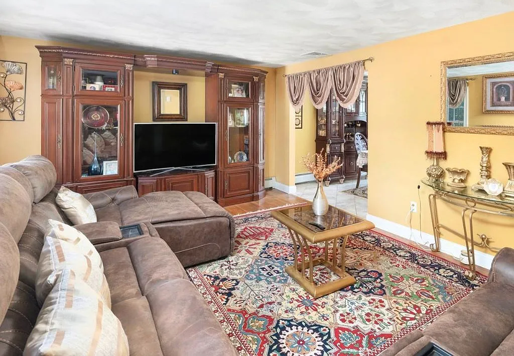 4 bed, 2.5 bath, 1352 sqft, $2,900 — Photo 2