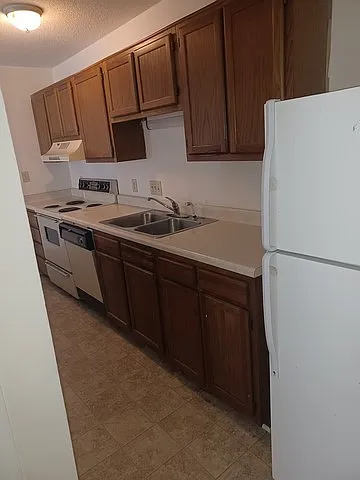 **Spacious 2 Bed 2 Bath Condo**Holden Rd** — Photo 4