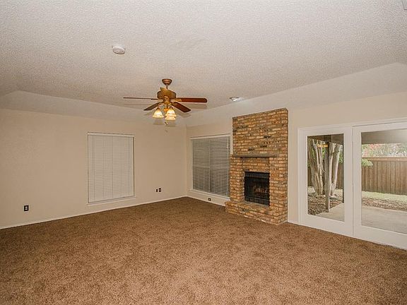 3rd image of 828 Baxter Dr