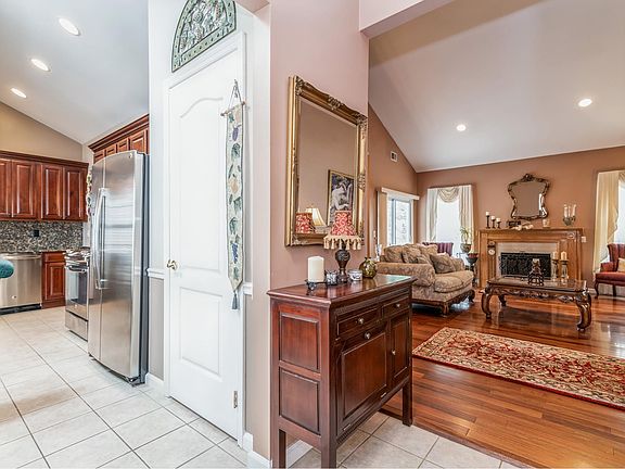4th image of 36 Constantine Way #36