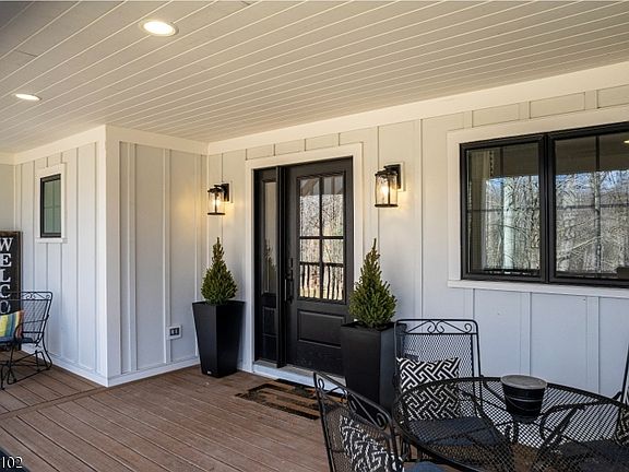 2nd image of 123 W Valley Brook Rd