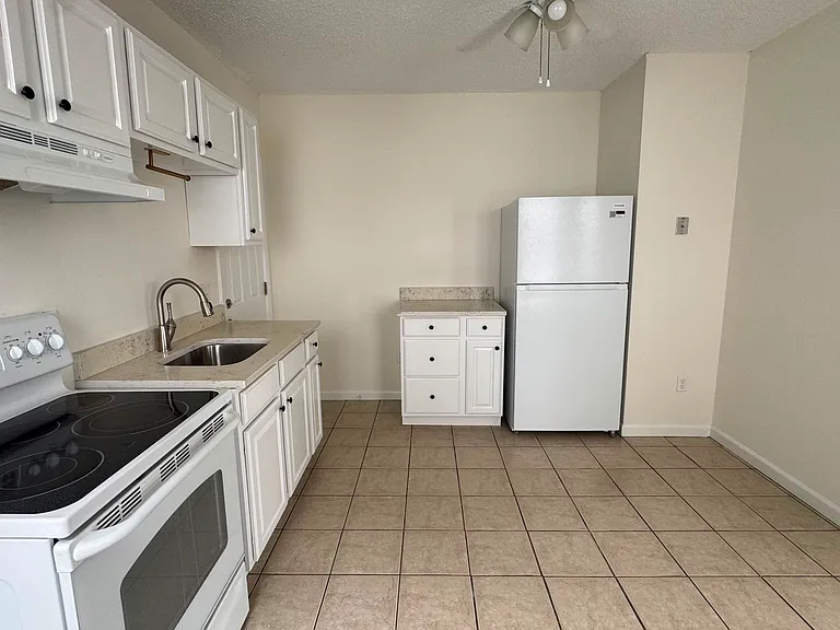 180 Howe Ave — Photo 17