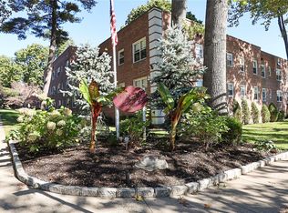 4 Edwards St APT 2G, Roslyn Heights, NY 11577