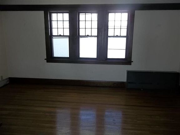4th image of 1333 N Elm St