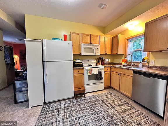 5th image of 643 Winslow Ave