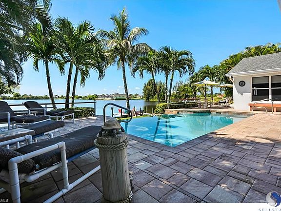 Edgeless Pool on oversized open patio