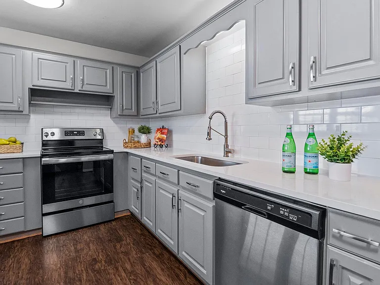 530 Banks St — Photo 11