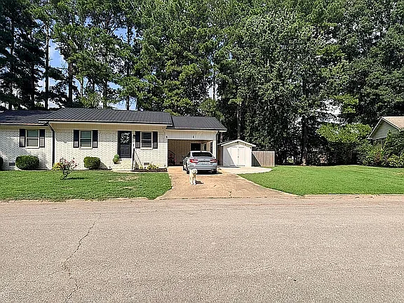 3 bed, 1224 sqft, $950 — Photo 1