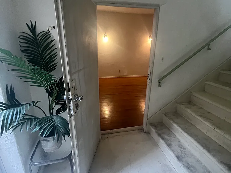 139 S Sweetzer Ave — Photo 4
