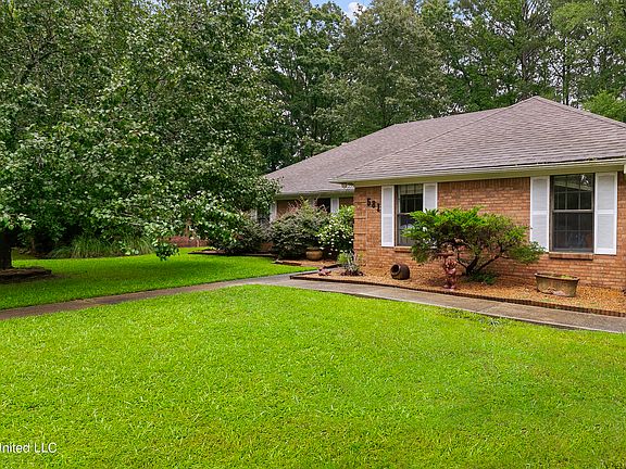 3rd image of 581 Bradford Dr