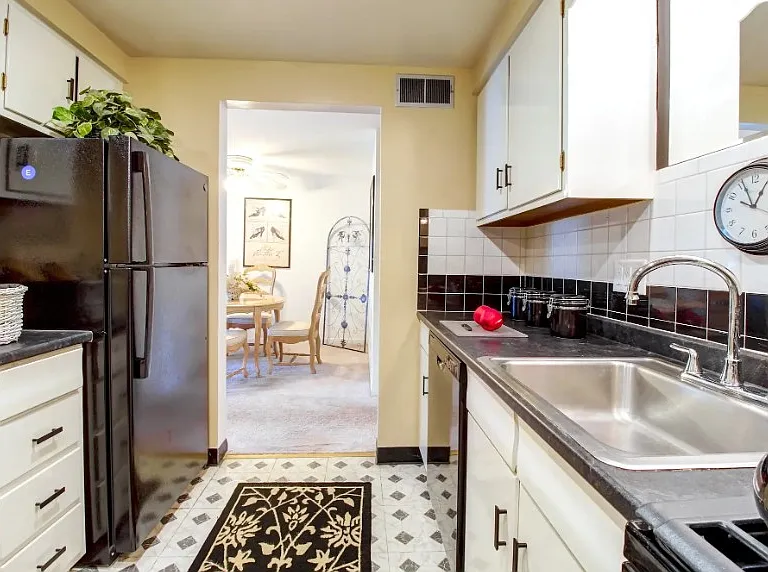 Beechwood Manor Apartments — Photo 3